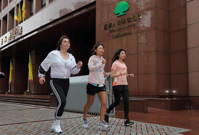 （国泰人寿与南山人寿争夺外溢保单龙头，国寿以保费胜出。图／本报资料照片）