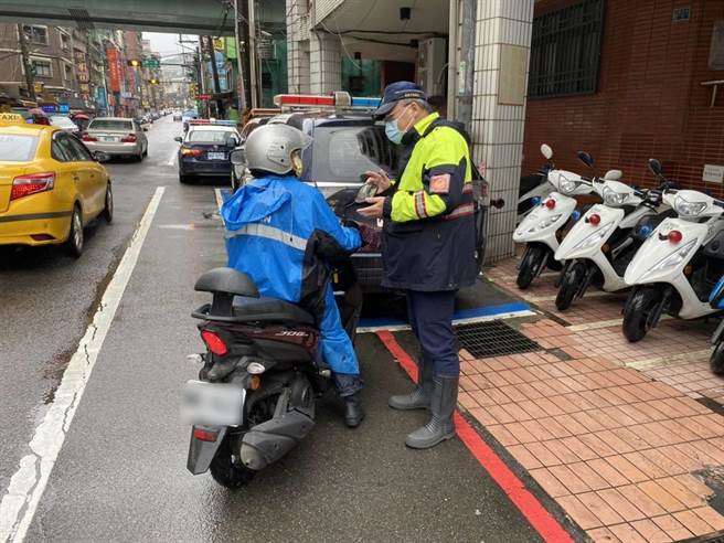 基隆市政府表示，自即日起，将在基隆市内12处重要路口，加强取缔车辆未礼让行人。（基隆市警察局提供／张志康基隆传真）