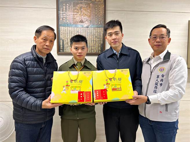 台北市政府兵役局長李治安（左一）於19日在台北市軍人服務站長吳遠里（右一）的陪同下，前往台北車站慰勞憲兵202指揮部、台北憲兵隊暨車站聯絡組執勤憲兵弟兄辛勞。（兵役局提供／陳薏云台北傳真）