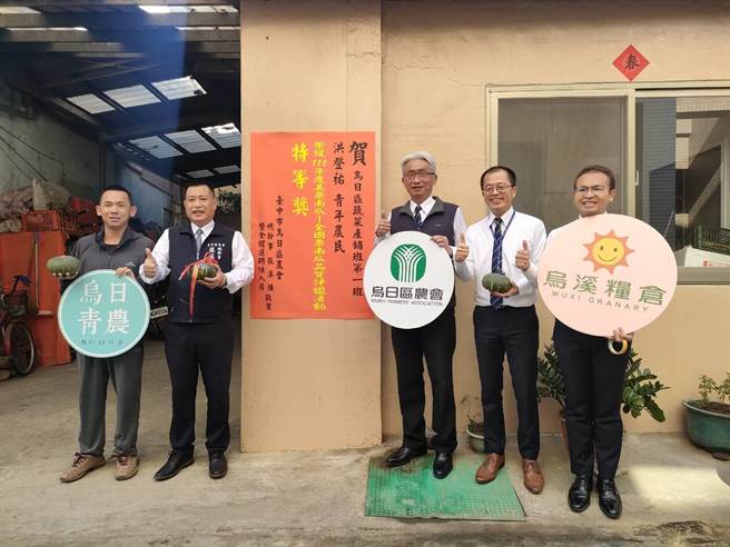 台中38岁青年农民洪登佑日前「美栗南瓜－全国栗南瓜品质评鑑活动」拔得头筹，荣获全国第1名，乌日区农会总干事张汉强等人19日至洪登佑家中祝贺并为其贴上红榜。（潘虹恩摄）