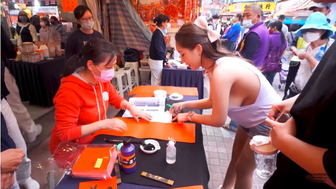 华华的上衣在侧面大挖空。（图／黑男邱比特 YouTube）