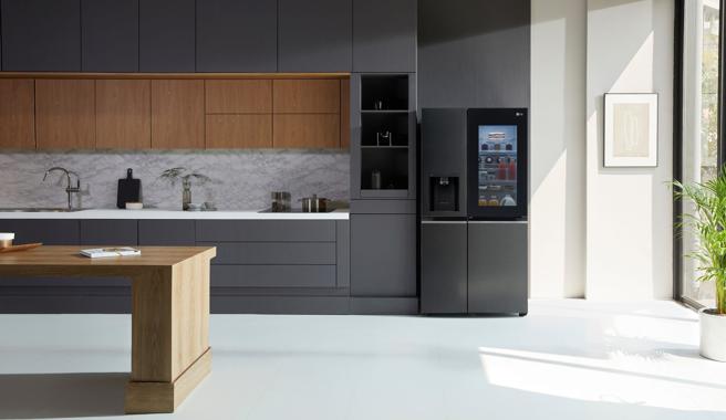 LG InstaView敲敲看门中门冰箱轻敲两下就可看到内部空间，有效减少41%冷流流失，还有四方吹冷流独家技术使冰箱达到速冷且均冷。（LG提供）