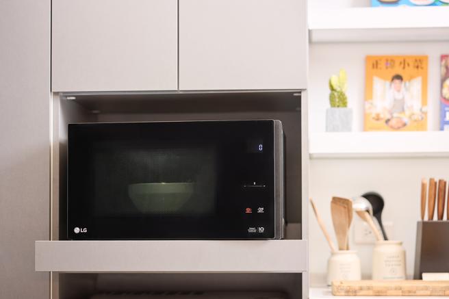 LG NeoChef智慧变频微波炉，定价6990元。（LG提供）