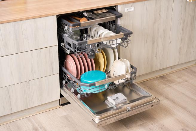 LG QuadWash Steam四方洗蒸气洗碗机，拥有自动开门烘乾的功能，快速排出机内溼气之余，也能透过LG ThinQ App针对需求而下载适合的洗涤行程。（LG提供）