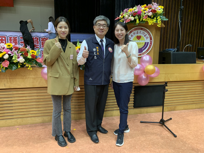 嘉邑行善团徐文志理事长及移民署嘉义市服务站代表与阮氏兰合照。(移民署嘉义市服务站提供)