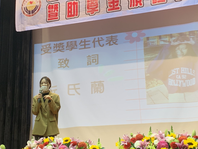 阮氏兰于颁赠典礼上分享获颁助学金感言。(移民署嘉义市服务站提供)