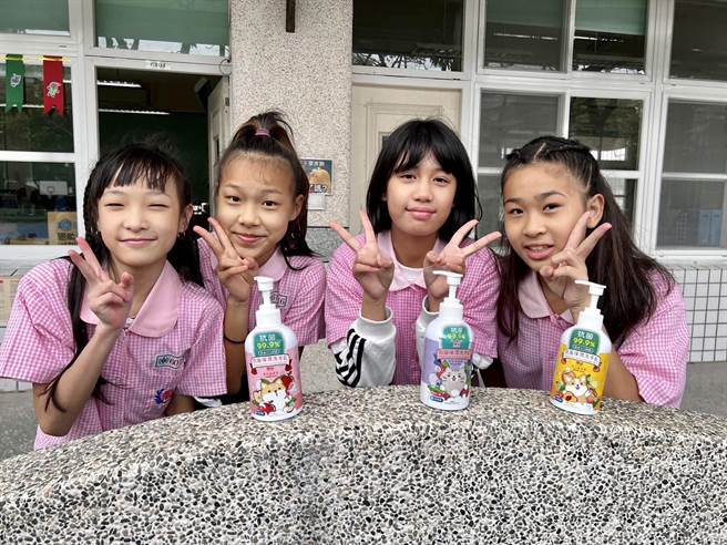 新北市永和国小邀请知名厂商柴语录「废柴」布偶与高年级学生利用假日录制「防疫洗手舞」。（永和国小提供）