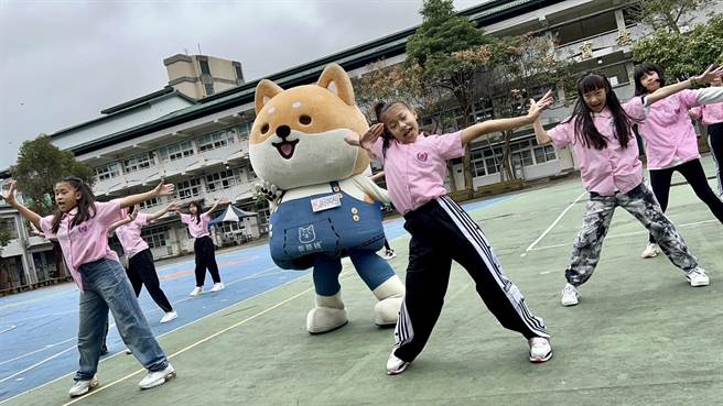 新北市永和国小邀请知名厂商柴语录「废柴」布偶与高年级学生利用假日录制「防疫洗手舞」。（永和国小提供）