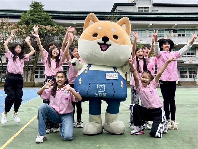 新北市永和国小邀请知名厂商柴语录「废柴」布偶与高年级学生利用假日录制「防疫洗手舞」。（永和国小提供）