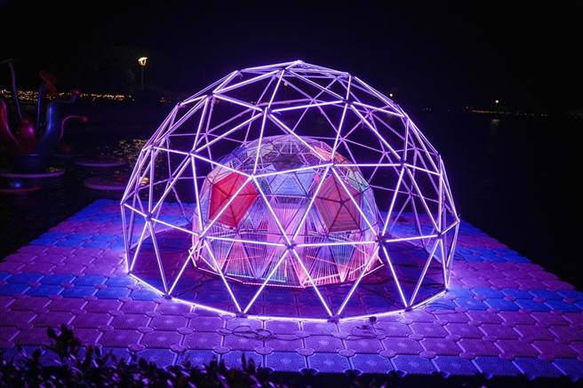 水面灯组「紫气东来」为漂浮在水面上的双层巨大漂浮灯球。（观旅局提供／蔡明亘桃园传真）