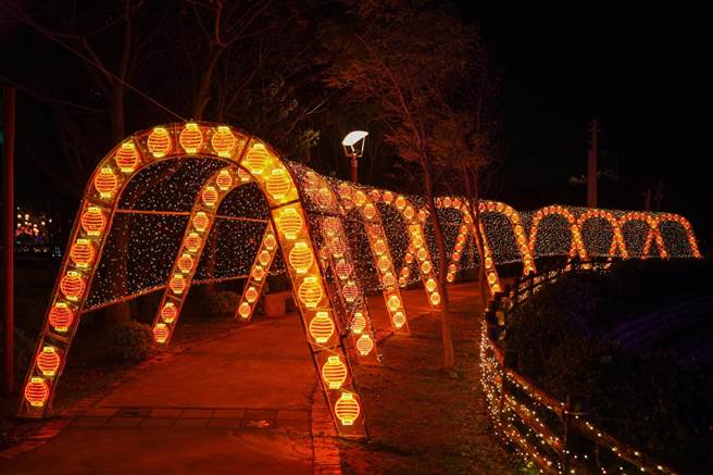 环湖步道上的「乐福光廊」灯组。（观旅局提供／蔡明亘桃园传真）