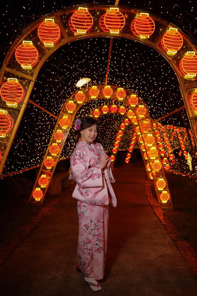 环湖步道上的「乐福光廊」灯组，走一趟环湖步道，带来新年好运气。（观旅局提供／蔡明亘桃园传真）