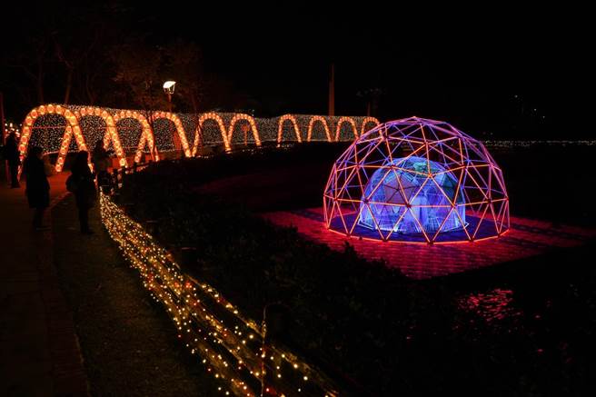 「紫气东来」灯组规画每30分钟会展演90秒的魔幻声光秀。（观旅局提供／蔡明亘桃园传真）