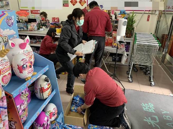 新北市消防局在汐止区大同路某玩具店当场查获超量爆竹。（新北市消防局提供）