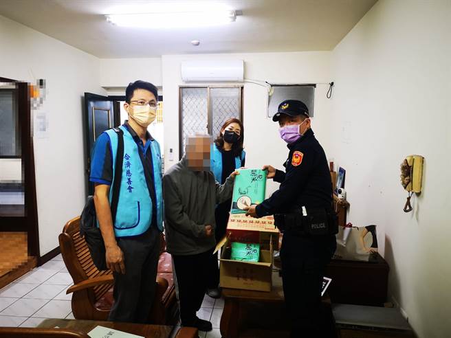 台中太平区90岁田姓老翁患有慢性疾病，年迈行动不便，家中商有中风儿子， 太平警分局巡佐王振伟深入社区关怀，携手民间寒冬送暖。（太平警分局提供／潘虹恩台中传真）