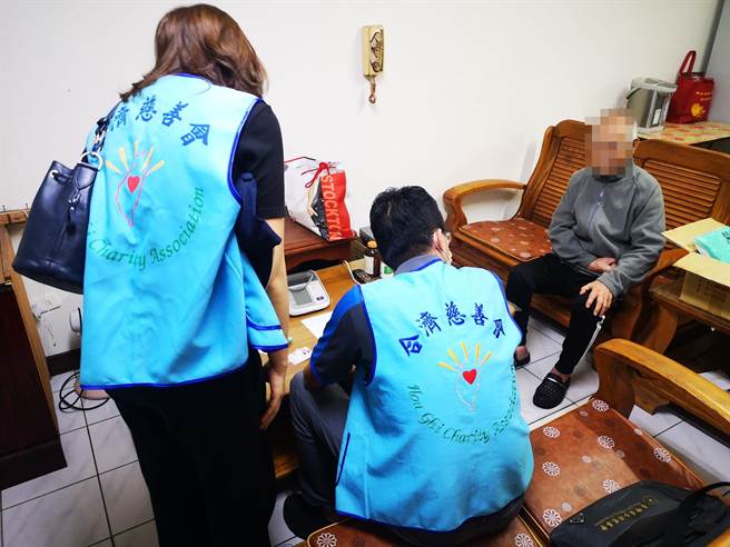 台中太平区90岁田姓老翁患有慢性疾病，年迈行动不便，家中商有中风儿子， 太平警分局巡佐王振伟深入社区关怀，携手民间寒冬送暖。（太平警分局提供／潘虹恩台中传真）