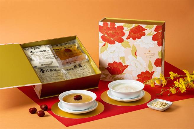 「养生双重奏礼盒」严选优质南杏、北杏及珍贵燕窝，以文火炖制而成，另有搭配冰糖红枣口味，售价3200元。(国宾大饭店提供)