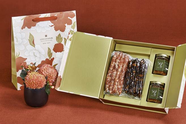 「极品礼盒」包含2瓶干贝XO酱及春节限定的肝肠及腊肠，售价2800元。(国宾大饭店提供)