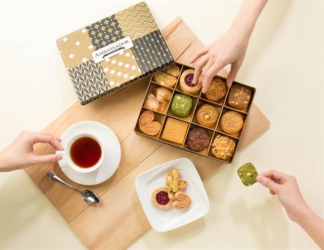 台北国宾囊括12款手作幸福好味道的「手工饼乾礼盒」，售价910元。(国宾大饭店提供)