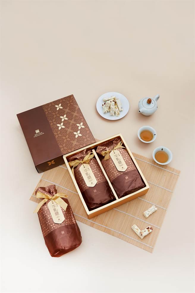 国宾「牛轧糖礼盒」软中带Q的牛轧糖，奶香浓而不腻，饱满香脆的杏仁粒带出多层次口感，售价660元。(国宾大饭店提供)