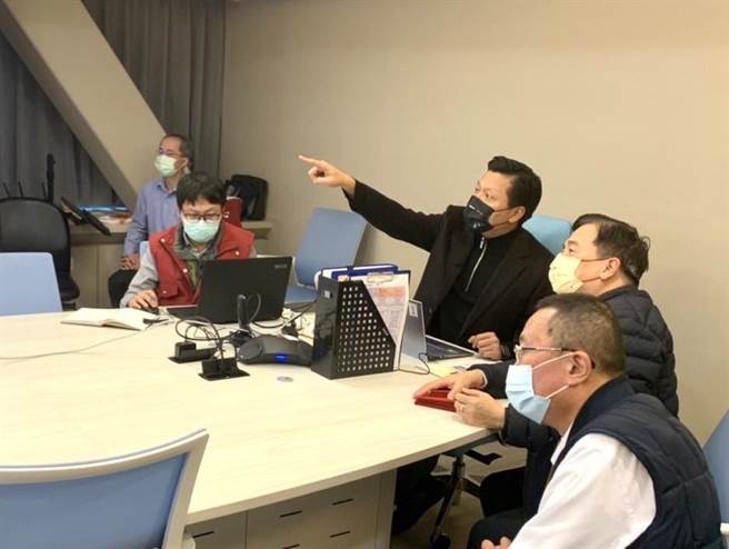今天是春节连假前最后一天上班日，新北市副市长朱惕之下午视察交通战情室。（交通局提供）