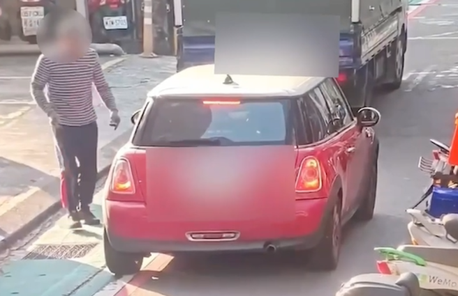 画面曝光！余筱萍与货车司机爆行车纠纷，当街遭喷辣椒水。(翻摄画面)