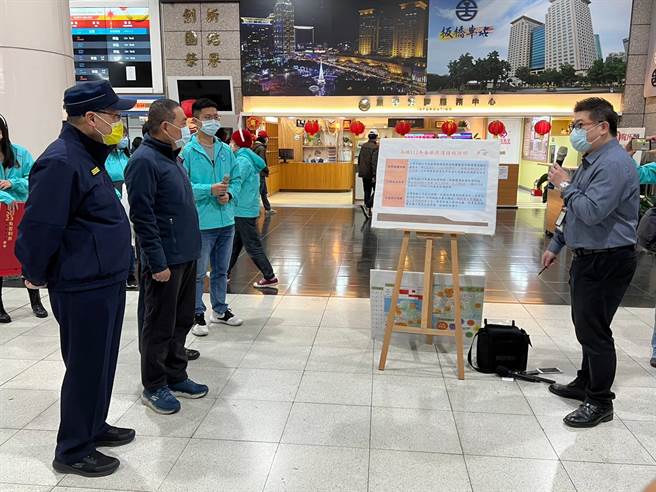 侯友宜视察板桥车站听取简报。（王扬杰摄）