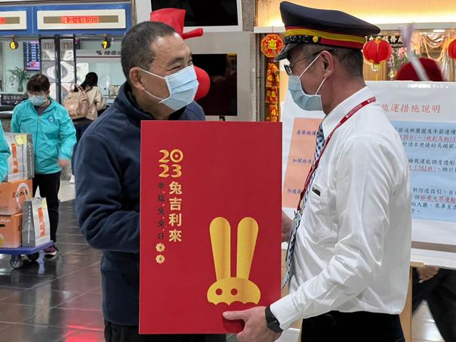 侯友宜慰劳大眾运输轮值人员。（王扬杰摄）