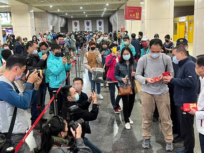 侯友宜发放兔年福袋，现场大排长龙。（王扬杰摄）