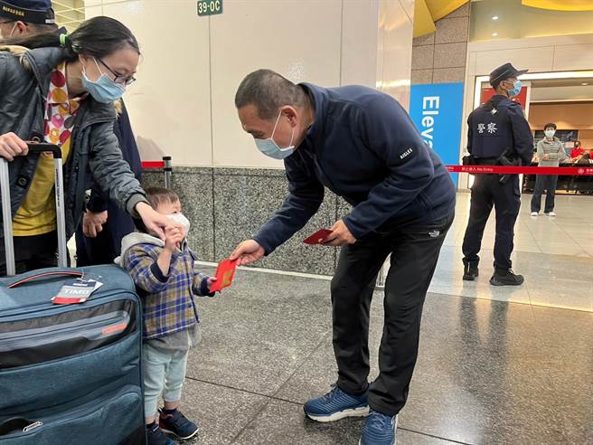 侯友宜发放兔年福袋。（王扬杰摄）