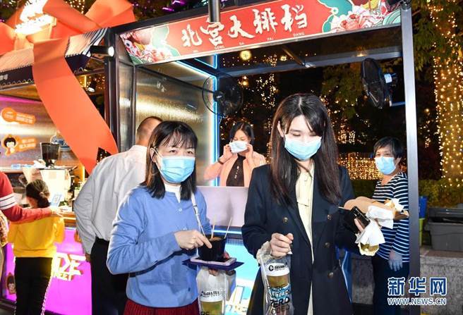 市民在广州夜经济集聚区天德广场购买美食。（新华社）