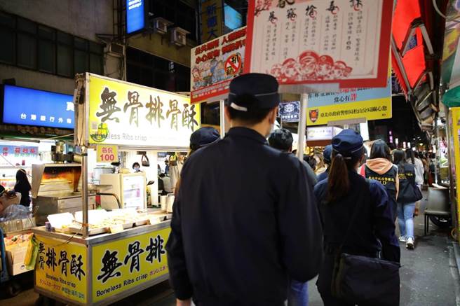松山分局日前至饶河街观光夜市举办「好运旺旺到，防抢防窃防骗一把罩」犯罪预防宣导活动。(翻摄照片／林郁平台北传真）