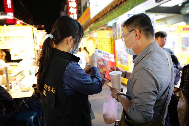 松山分局日前至饶河街观光夜市举办「好运旺旺到，防抢防窃防骗一把罩」犯罪预防宣导活动。(翻摄照片／林郁平台北传真）