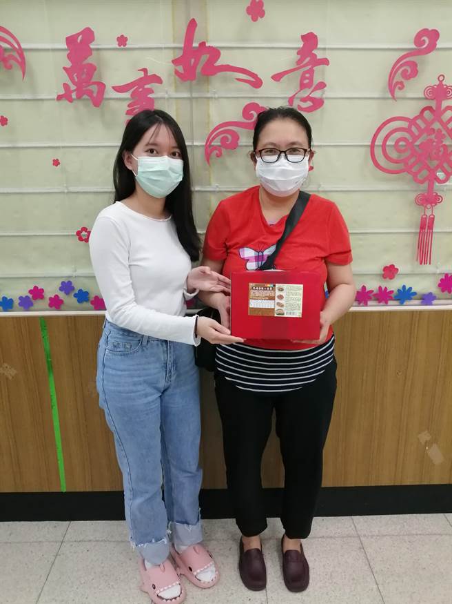新北市社会局爱明家庭资源中心的社工将年菜送给服务的案家。（新北市社会局提供）