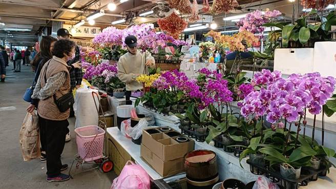新北板桥花市在小年夜延长营业时间至晚上10点。（农业局提供）