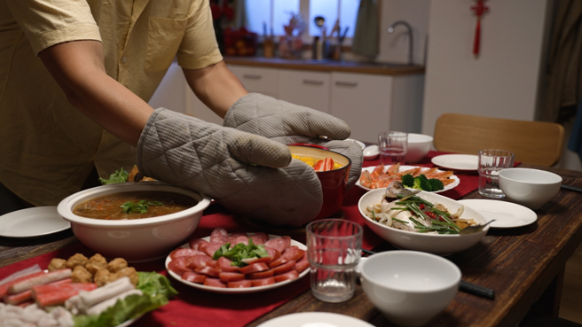一名女网友好奇，初二要帮忙煮午饭迎接大小姑回娘家，大小姑会有同理心吗？（示意图／shutterstock）