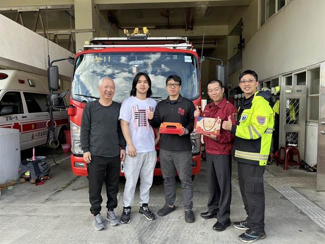 八里老翁3年前在家突然OHCA，所幸被赶到的救护人员施救捡回一条命，今年1月特地前往消防分队致谢。(黄敬文翻摄)