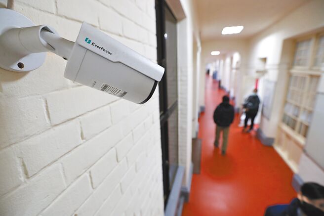 前内政部长徐国勇日前在其主持政论节目，公开播放立委何志伟去年在立院弃置前卫福部长陈时中砂画的监视器画面，引发立法院陷政治侦防的质疑。图为立法院走道上的监视器。（刘宗龙摄）