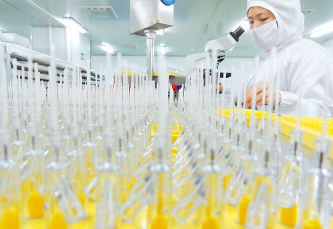 经济部以低价竞争为由，禁止陆制鼻胃管进口，图为江苏一家医药工厂，工人正在生产一批医疗耗材用品。（新华社）