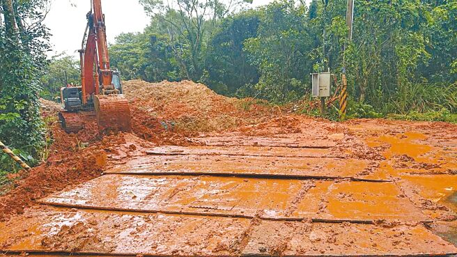 新北市府结合区公所、农业局、警察局等各局处查缉山坡地违规，连续2年摘下坡地金育奖。（新北市农业局提供／蔡雯如新北传真）