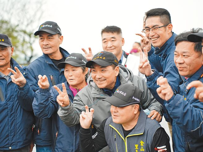 新北市長侯友宜（前排左四）前往金山視察、驗收磺溪四十號橋並出席通車典禮。後排右二為金山區長廖武輝。（黃敬文攝）