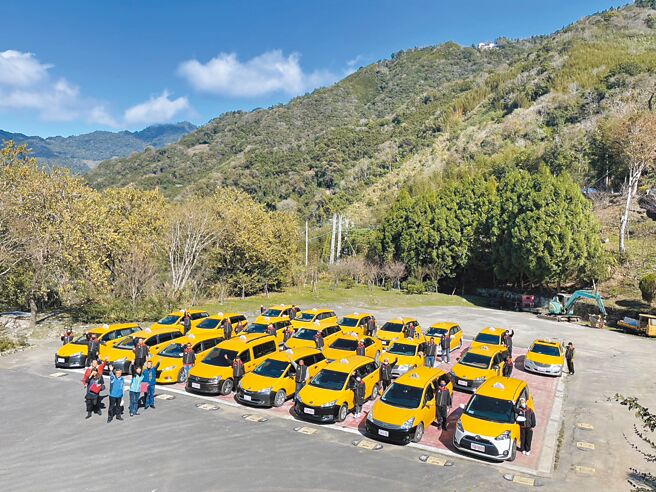 新竹林管处与桃园市復兴区华陵社区发展协会合作，由在地协会组成拉拉山车队提供游客付费接驳服务。（新竹林管处提供／吕筱蝉桃园传真）