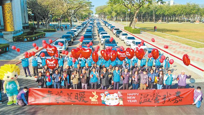 嘉义县送年菜车队浩浩荡荡出发，县长翁章梁偕县府员工当一日志工送年菜。（嘉义县政府提供／廖素慧嘉县传真）