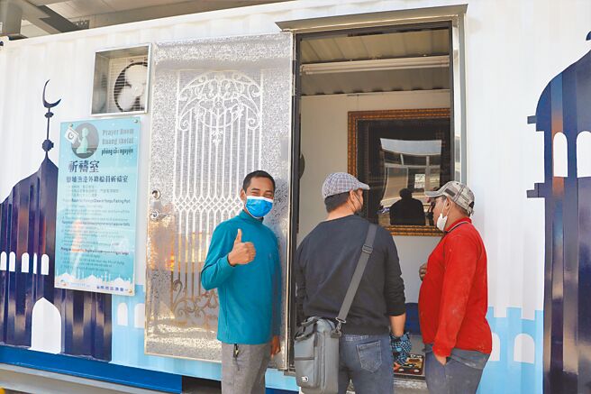 繼東港漁港淋浴間在去年啟用後，鹽埔漁港也趕在今年過年前揭牌，由3座彩繪貨櫃屋打造而成，除有提供熱水的淋浴間外，還有祈禱室及休息室。（謝佳潾攝）