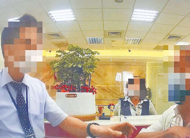 沈姓老翁接获自称庙宇住持的人员来电，称老翁今年运势不佳，恐遇血光之灾，要改运可以透过投资庙宇的方式来积阴德，沈翁急到银行匯12万元。（翻摄照片／洪靖宜高雄传真）