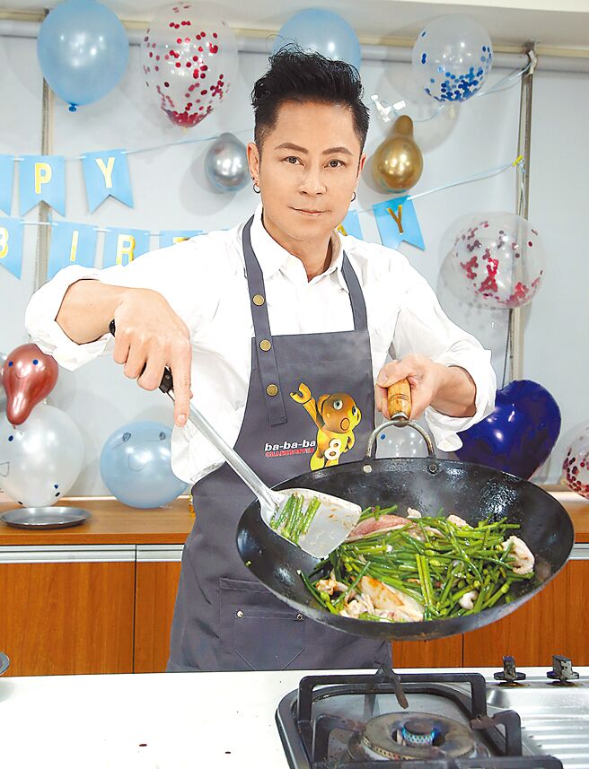 草蜢成员蔡一杰将迎来56岁生日，与粉丝庆生时大秀好厨艺。（开丽娱乐提供）