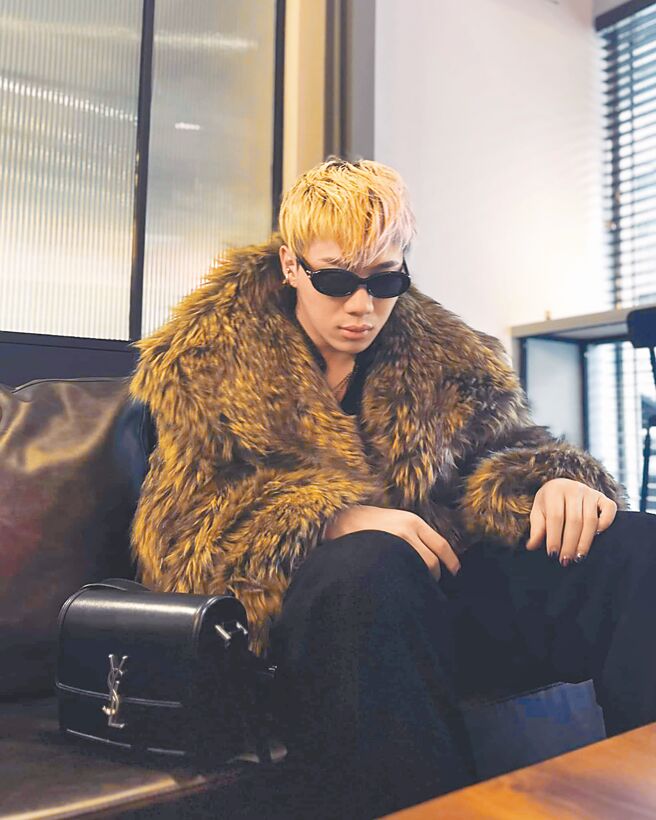 歌手ØZI以金髮搭配皮草造型力挺Saint Laurent男裝大秀。（Saint Laurent提供）