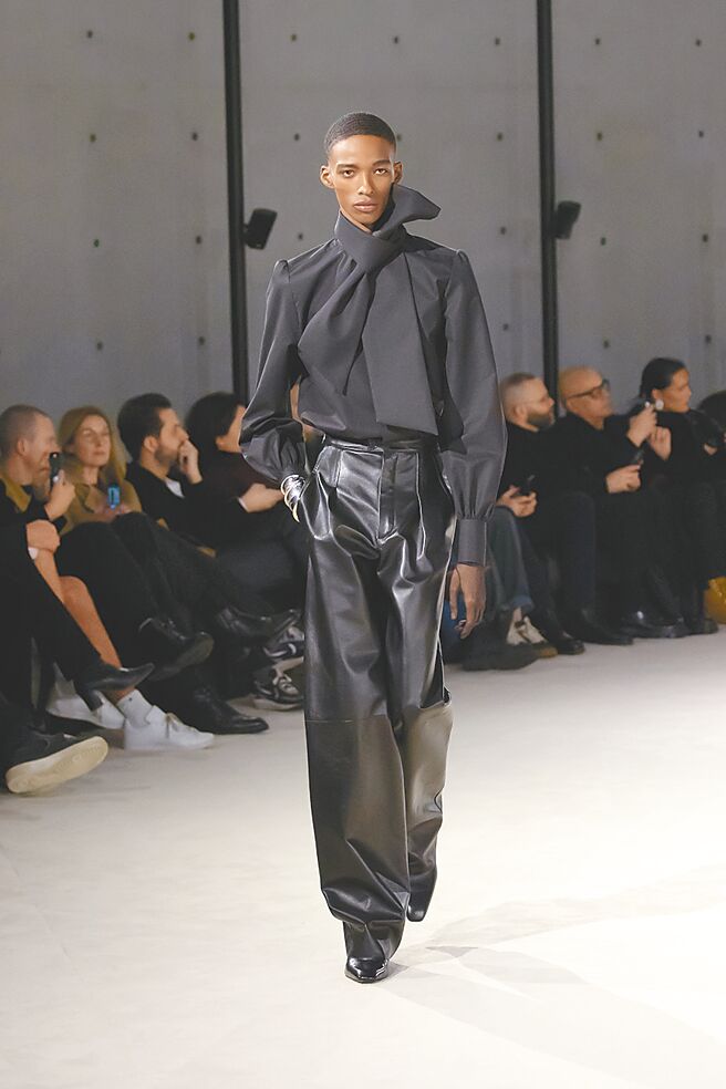 窄身、俐落的中性風格，是本季Saint Laurent的最大特色。（Saint Laurent提供）