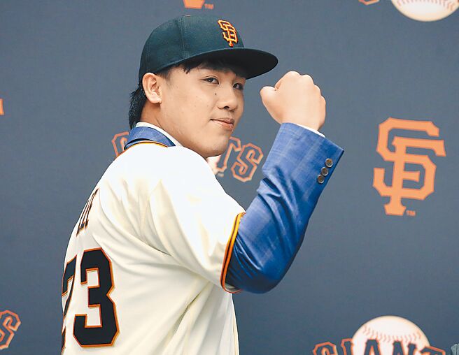 台湾棒球好手李晨薰18日宣布，以80万美元合约金加盟美国职棒旧金山巨人队，并展示新球衣。（范扬光摄）