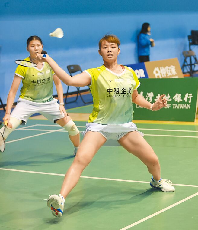 李佳馨（右）与搭檔邓淳薰在印度羽球公开赛直落二击败香港组合，顺利晋级女双16强。（中华民国羽球协会提供／资料照）